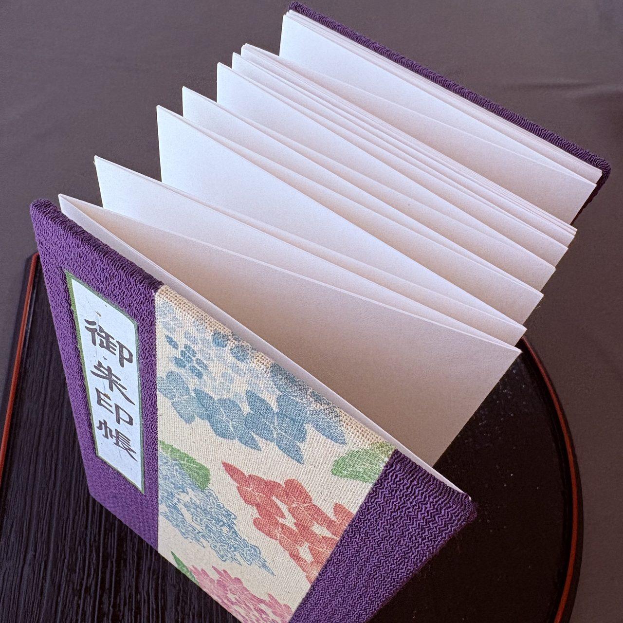 【受注生産】御朱印帳 消しゴムはんこ×手製本 紫陽花 / 紫ちりめん | 2枚目